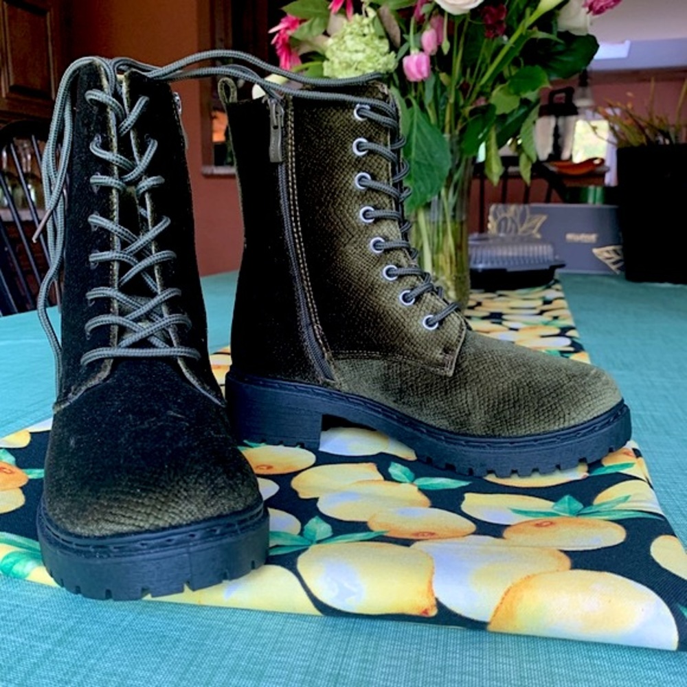 Ankle boot army green suede Sz 7
